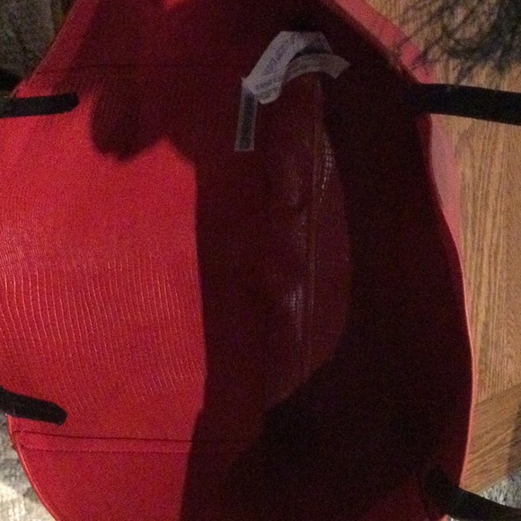 Zara duffel bag with inside pouch in red with black straps - Picture 7 of 10